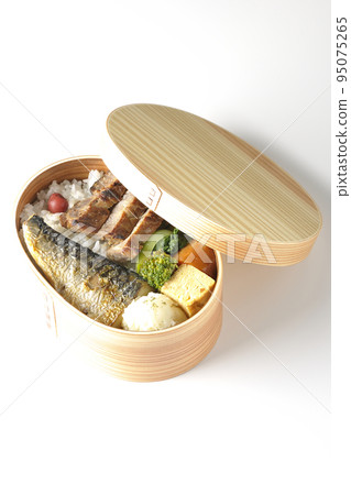 白色背景中的烤魚午餐盒，配有豬肉、土豆沙拉、煎蛋捲等 95075265