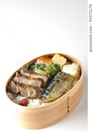 白色背景中的烤魚午餐盒，配有豬肉、土豆沙拉、煎蛋捲等 95075279