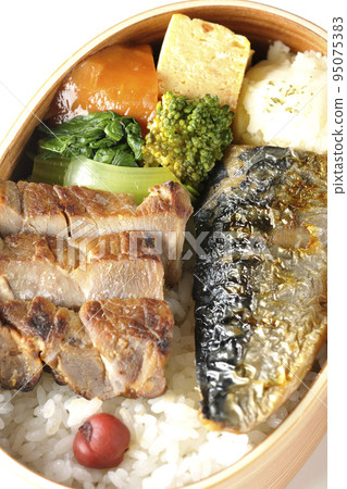 白色背景中包含豬肉、土豆沙拉、煎蛋捲等的烤魚便當盒的鳥瞰圖 95075383