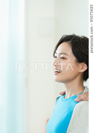 woman receiving a shoulder massage woman receiving a shoulder massage 95075685