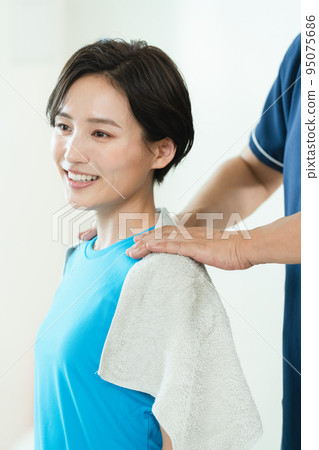 woman receiving a shoulder massage woman receiving a shoulder massage 95075686