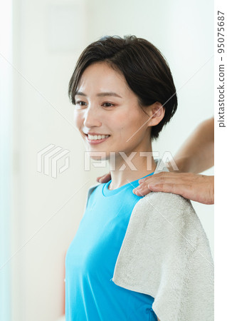 woman receiving a shoulder massage woman receiving a shoulder massage 95075687