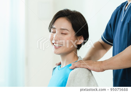 woman receiving a shoulder massage woman receiving a shoulder massage 95075688