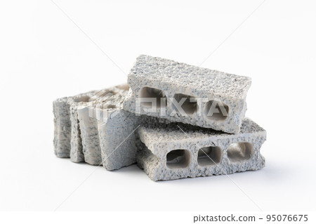 白色背景上的混凝土塊 95076675
