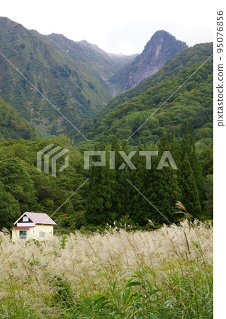 Scenery around the trailhead of Mt. Makiki in Shimizu, Minamiuonuma City, Niigata 95076856
