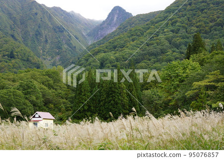 Scenery around the trailhead of Mt. Makiki in Shimizu, Minamiuonuma City, Niigata 95076857