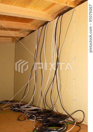 用於太陽能電池板的住宅閣樓佈線 95076867