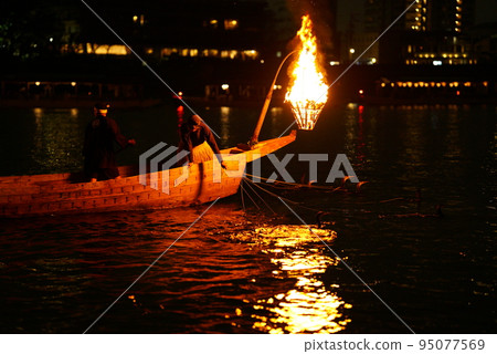 All about cormorant fishing on the Nagara River in autumn 95077569