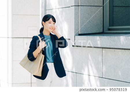 走在辦公室的女實業家 95078319