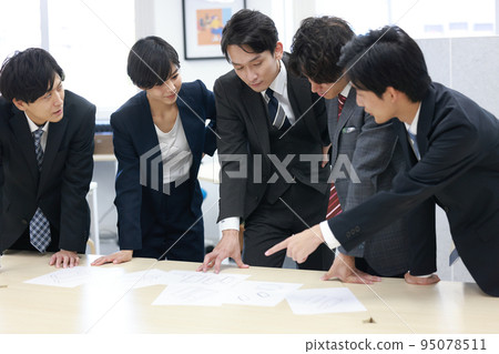 Five business people comparing and discussing design proposals_5 Five business people comparing and discussing design proposals_5 95078511