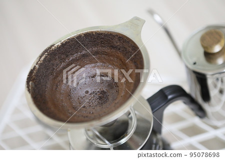 Hand coffee 95078698