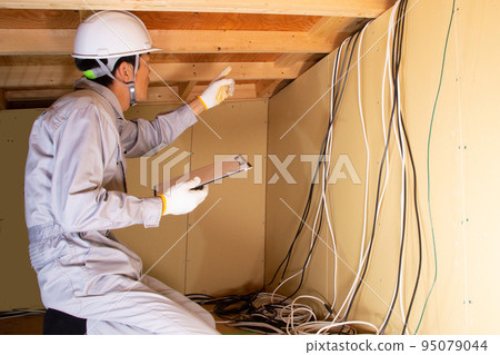 在閣樓工作的商人 95079044