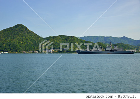 [京都府] 停泊在舞鶴灣的舞鶴市海上自衛隊護衛艦 95079113