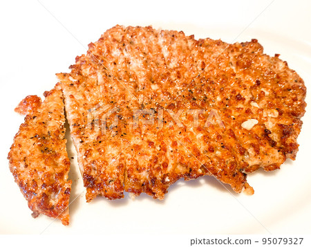 Taiwanese B-grade gourmet, detonated bones (deep-fried pork spareribs) 95079327