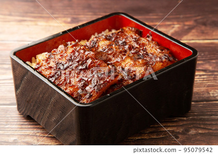 米飯上烤竹輪 95079542