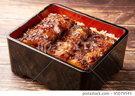 米飯上烤竹輪 95079545