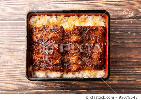 米飯上烤竹輪 95079548