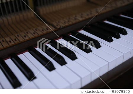 piano 95079560