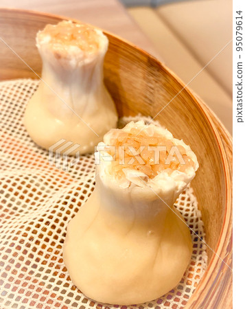Chinese dim sum cuisine, glutinous rice shumai (sticky rice and pork shumai) 95079614