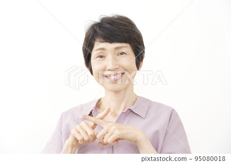 用手指做十字架的高級婦女白色背景 95080018