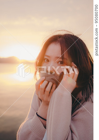 Photo of a woman with a beautiful sunrise 95080700