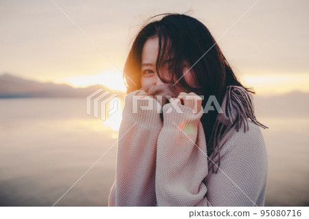 日出美麗的女人的照片 95080716