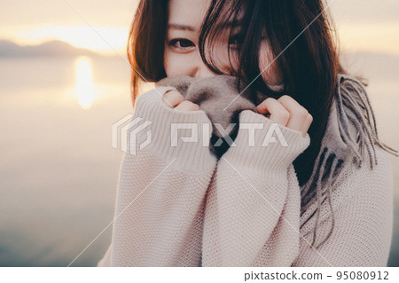 日出美麗的女人的照片 日出美麗的女人的照片 95080912