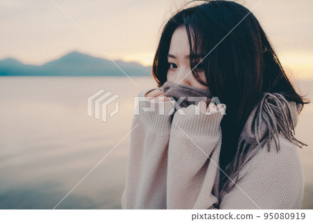 日出美麗的女人的照片 95080919