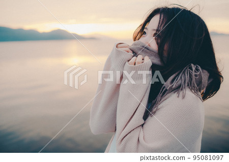 Photo of a woman with a beautiful sunrise Photo of a woman with a beautiful sunrise 95081097
