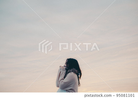 日出美麗的女人的照片 95081101