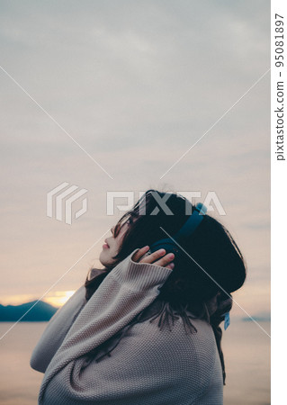 Photo of a woman with a beautiful sunrise Photo of a woman with a beautiful sunrise 95081897