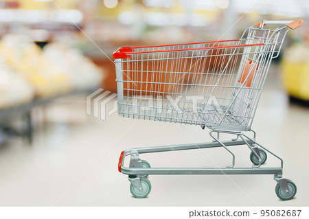 Supermarket grocery store with empty shopping cart 95082687