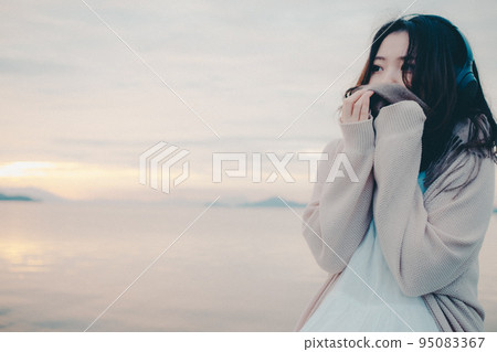 日出美麗的女人的照片 日出美麗的女人的照片 95083367