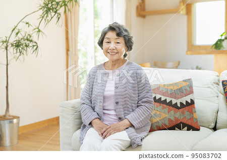 一位微笑的資深婦女 一位微笑的資深婦女 95083702