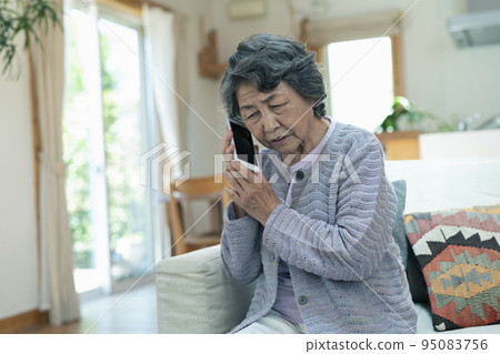 一位擔心打電話的資深婦女 一位擔心打電話的資深婦女 95083756