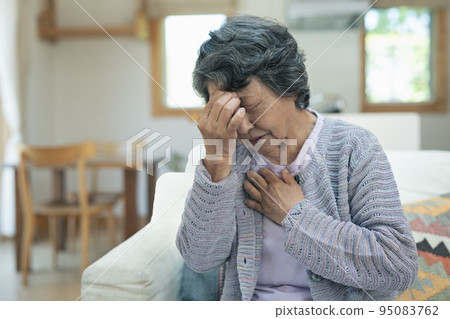 Senior women suffering from headache 95083762