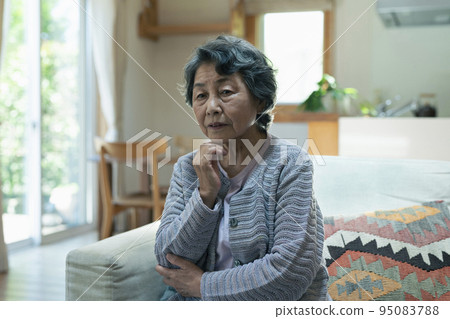 Anxious senior lady 95083788