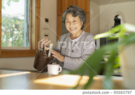 在廚房泡茶的老婦人 95083797