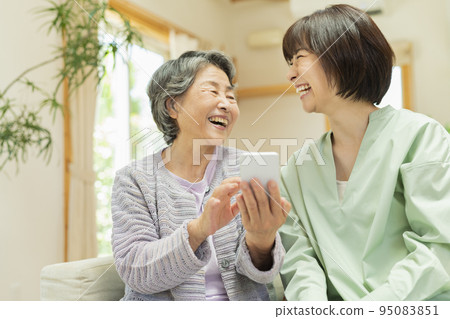 教孫子如何使用智能手機的資深婦女 95083851