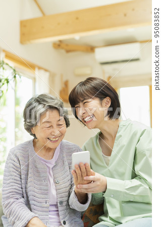 教孫子如何使用智能手機的資深婦女 95083852