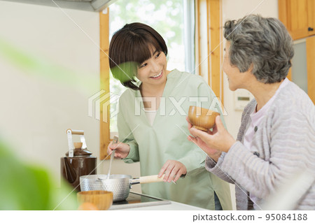 孫子為祖母做飯 孫子為祖母做飯 95084188