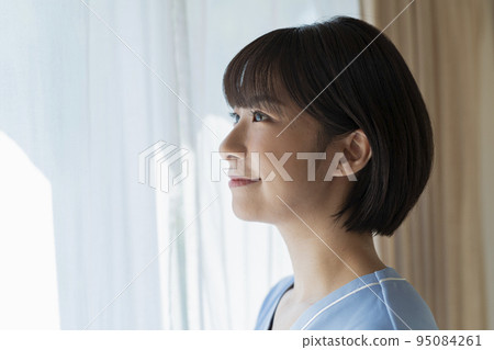 Female medical worker standing by the window 95084261