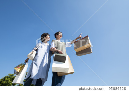 情侶戀人情侶購物購物藍天圖片 95084528