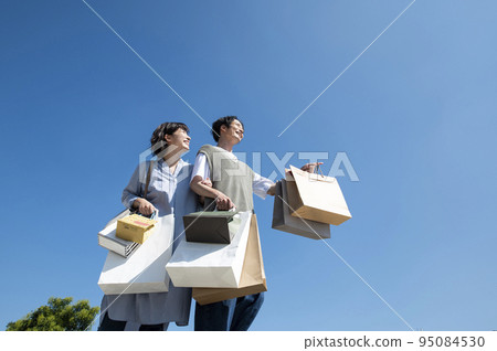 情侶戀人情侶購物購物藍天圖片 95084530