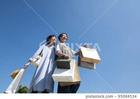 情侶戀人情侶購物購物藍天圖片 95084534
