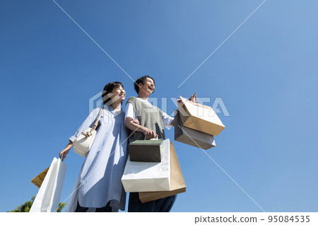 情侶戀人情侶購物購物藍天圖片 95084535
