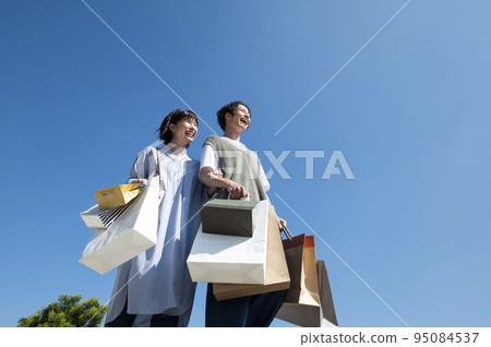 情侶戀人情侶購物購物藍天圖片 95084537