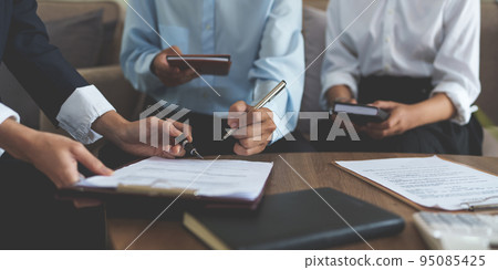 A Insurance agent explain agreement contract to client before sign contract 95085425