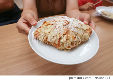 almond croissant or croissant , French croissant 95085871