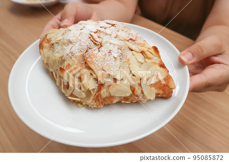 almond croissant or croissant , French croissant 95085872
